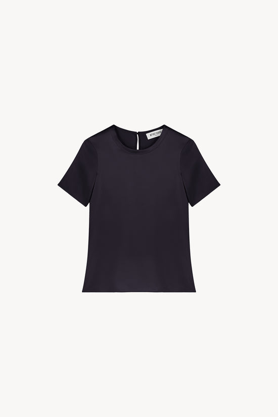 T-shirt en soie marine, minimaliste et au look élégant, idéal pour élever votre style sans effort. Doté d’un col rond, de manches courtes, d’une fermeture à bouton dans le dos et d’une forme goutte avec bouton recouvert, il allie sophistication et simplicité.