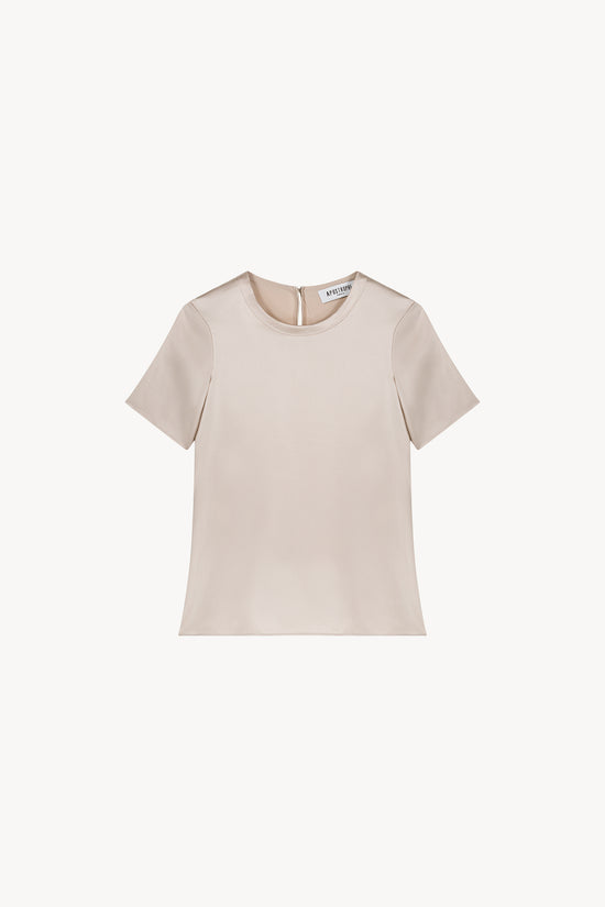 T-shirt en soie or mat, minimaliste et au look élégant, conçu pour sublimer votre style sans effort. Doté d’un col rond, de manches courtes, d’une fermeture à bouton dans le dos et d’une forme goutte avec bouton recouvert, il allie sophistication et simplicité.