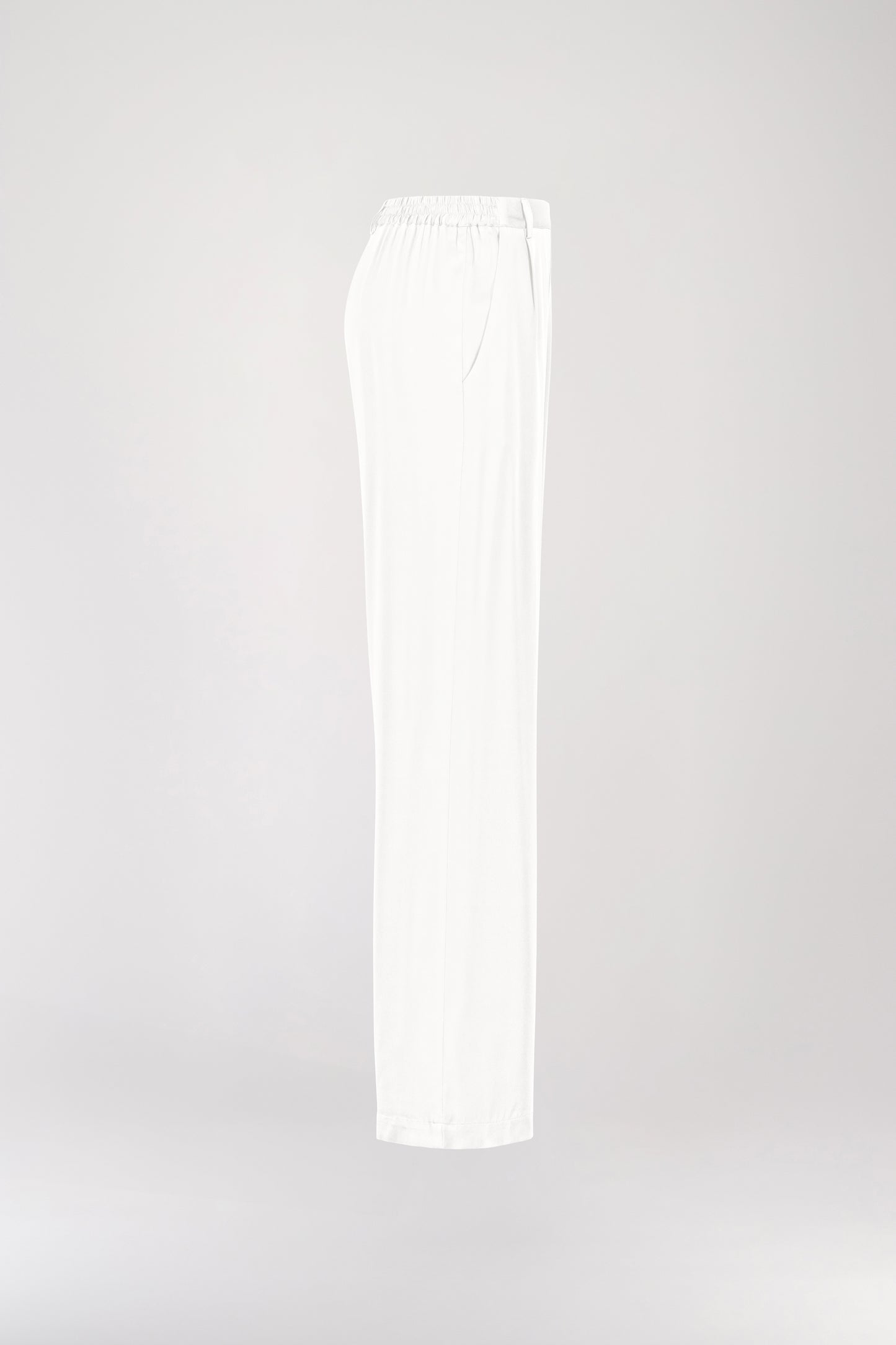 Pantalon en soie blanc, avec une coupe droite et fluide qui souligne élégamment votre silhouette. Sa taille ajustée assure un confort optimal, tandis que les plis de presse marqués, les passants de ceinture et les revers aux chevilles ajoutent une touche sophistiquée.