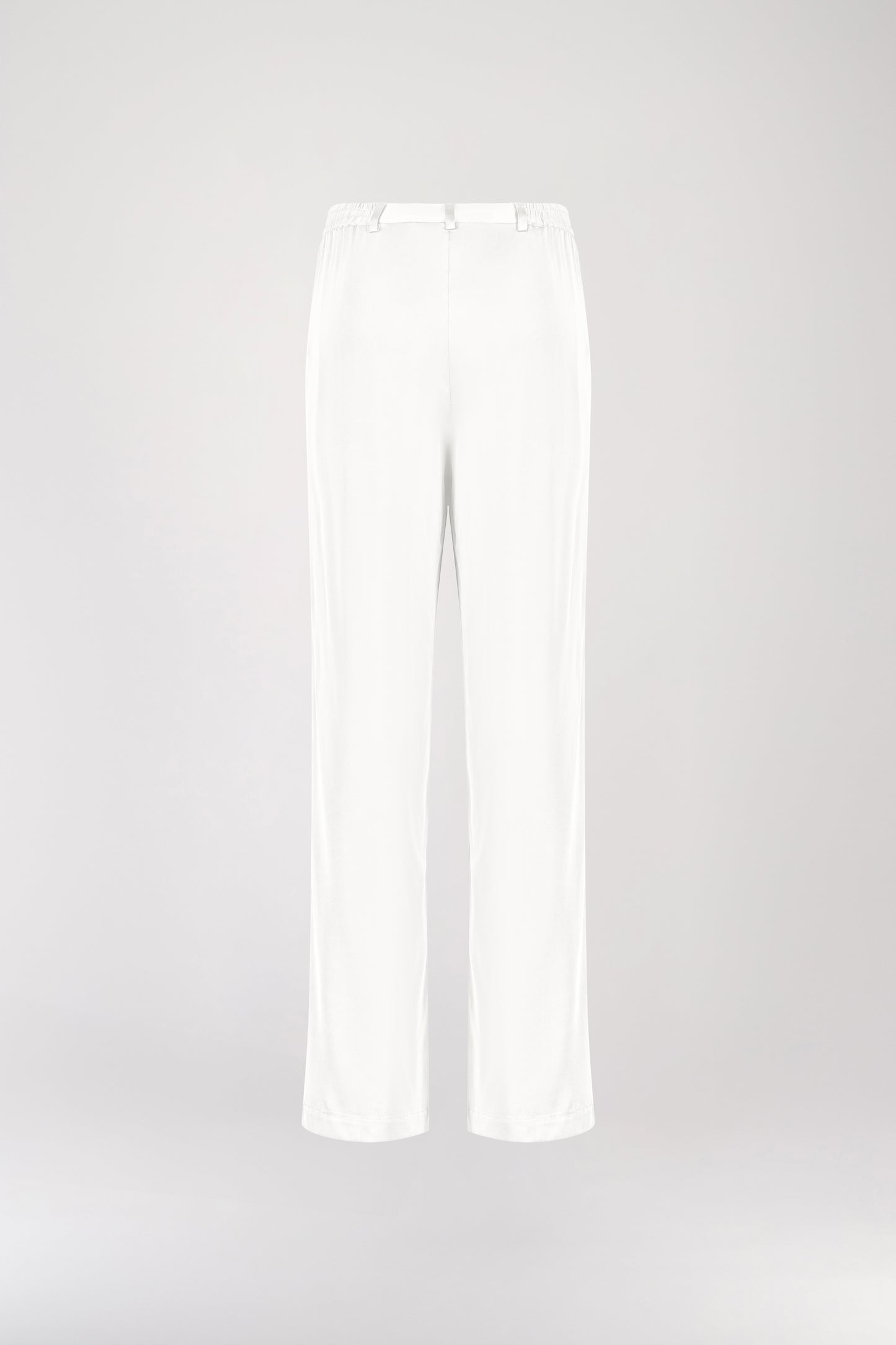 Pantalon en soie blanc, avec une coupe droite et fluide qui souligne élégamment votre silhouette. Sa taille ajustée assure un confort optimal, tandis que les plis de presse marqués, les passants de ceinture et les revers aux chevilles ajoutent une touche sophistiquée.