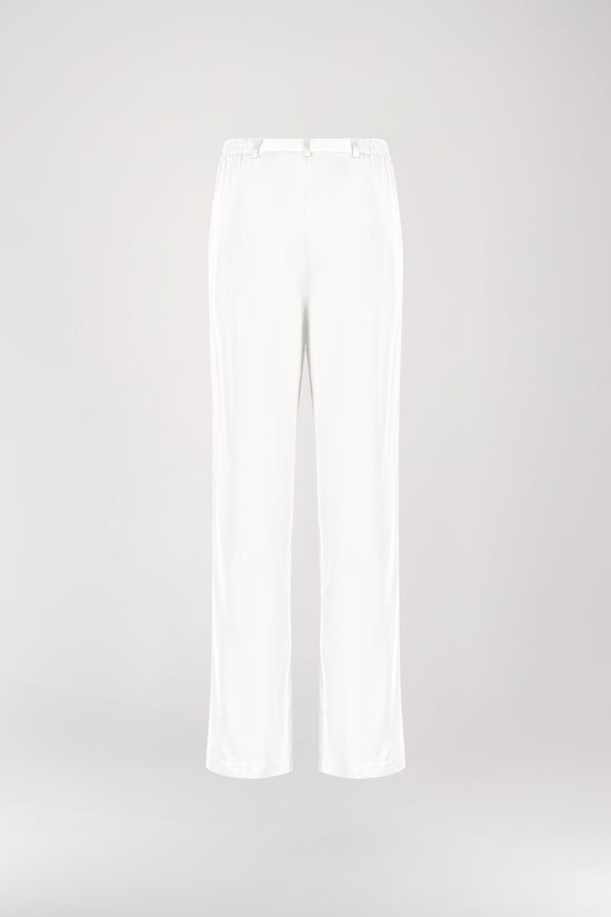 Pantalon en soie blanc, avec une coupe droite et fluide qui souligne élégamment votre silhouette. Sa taille ajustée assure un confort optimal, tandis que les plis de presse marqués, les passants de ceinture et les revers aux chevilles ajoutent une touche sophistiquée.