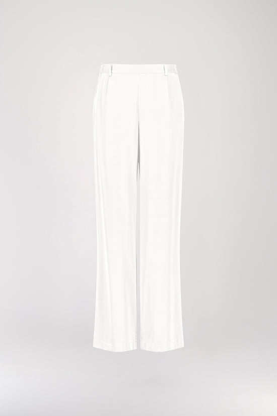 Pantalon en soie blanc, avec une coupe droite et fluide qui souligne élégamment votre silhouette. Sa taille ajustée assure un confort optimal, tandis que les plis de presse marqués, les passants de ceinture et les revers aux chevilles ajoutent une touche sophistiquée.