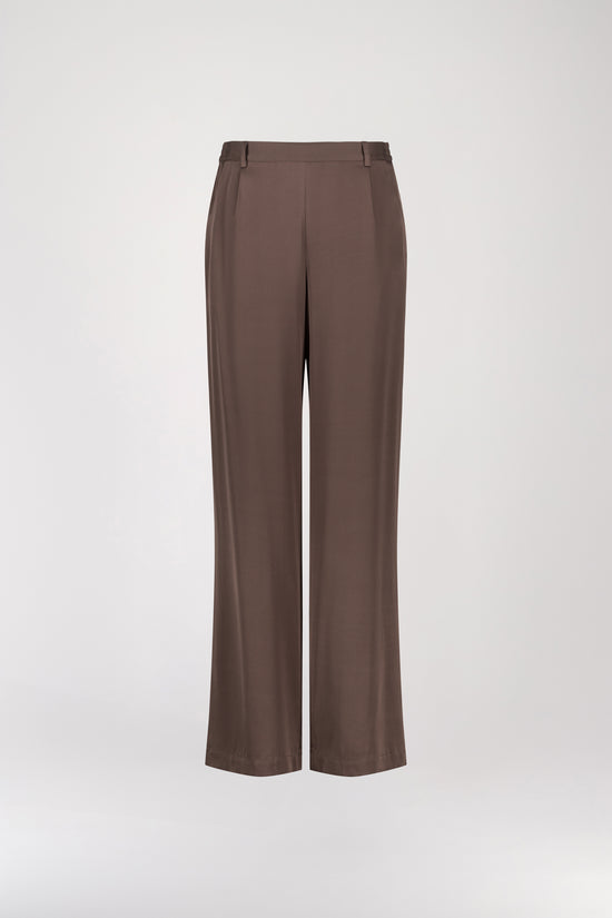 Pantalon en soie taupe moyen, avec une coupe droite et fluide qui souligne élégamment votre silhouette. Sa taille ajustée assure un confort optimal, tandis que les plis de presse marqués, les passants de ceinture et les revers aux chevilles ajoutent une touche sophistiquée.