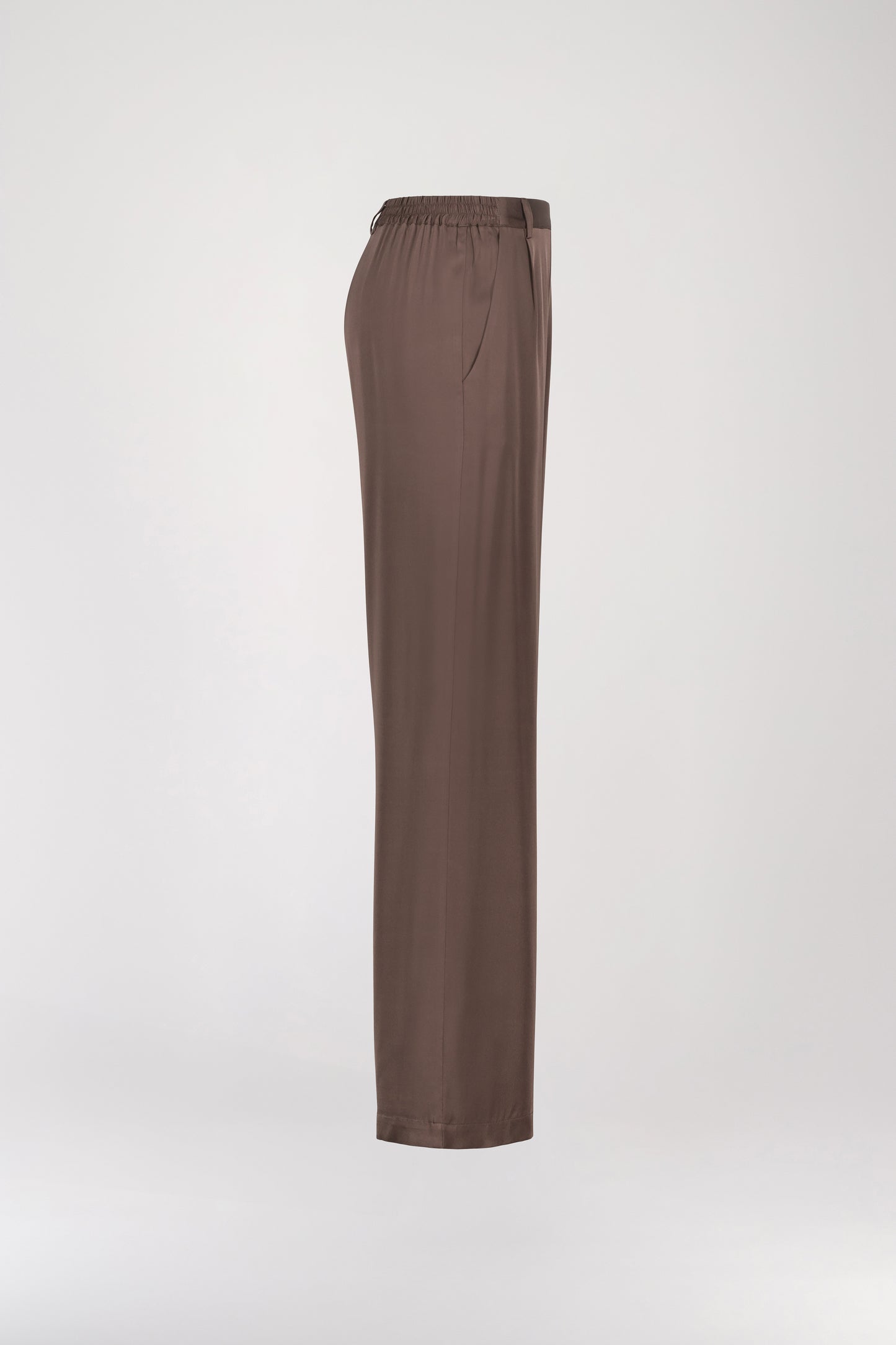 Pantalon en soie taupe moyen, avec une coupe droite et fluide qui souligne élégamment votre silhouette. Sa taille ajustée assure un confort optimal, tandis que les plis de presse marqués, les passants de ceinture et les revers aux chevilles ajoutent une touche sophistiquée.