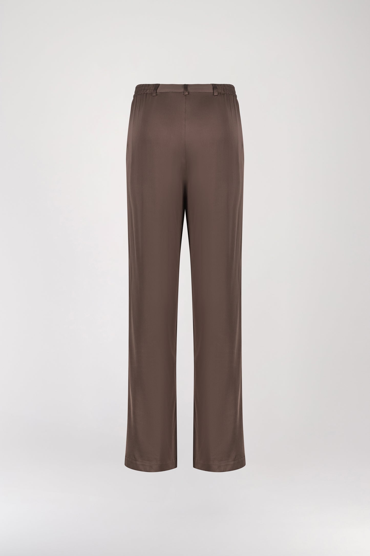 Pantalon en soie taupe moyen, avec une coupe droite et fluide qui souligne élégamment votre silhouette. Sa taille ajustée assure un confort optimal, tandis que les plis de presse marqués, les passants de ceinture et les revers aux chevilles ajoutent une touche sophistiquée.