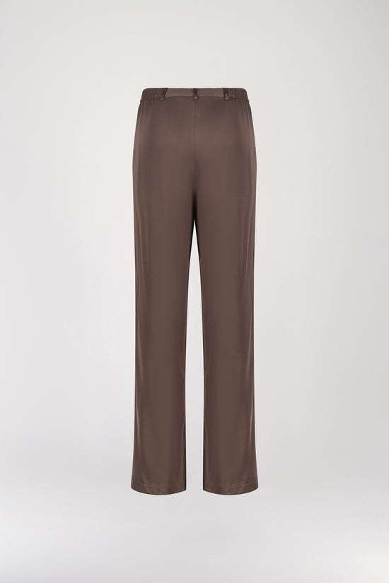 Pantalon en soie taupe moyen, avec une coupe droite et fluide qui souligne élégamment votre silhouette. Sa taille ajustée assure un confort optimal, tandis que les plis de presse marqués, les passants de ceinture et les revers aux chevilles ajoutent une touche sophistiquée.