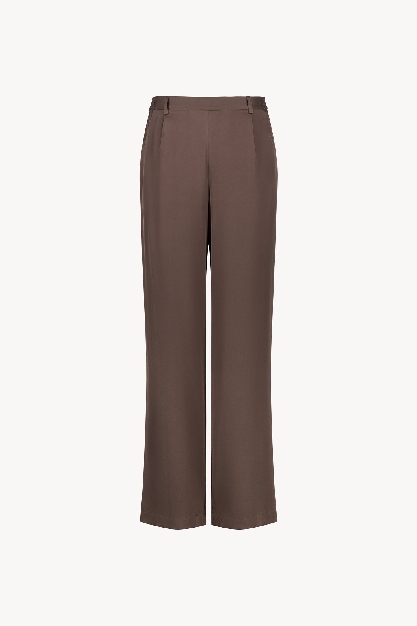 Pantalon en soie taupe moyen, avec une coupe droite et fluide qui souligne élégamment votre silhouette. Sa taille ajustée assure un confort optimal, tandis que les plis de presse marqués, les passants de ceinture et les revers aux chevilles ajoutent une touche sophistiquée.