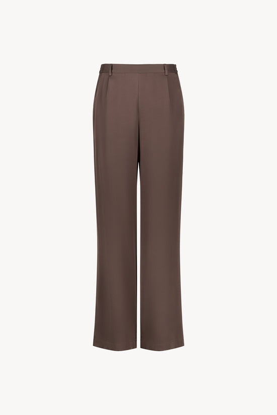 Pantalon en soie taupe moyen, avec une coupe droite et fluide qui souligne élégamment votre silhouette. Sa taille ajustée assure un confort optimal, tandis que les plis de presse marqués, les passants de ceinture et les revers aux chevilles ajoutent une touche sophistiquée.