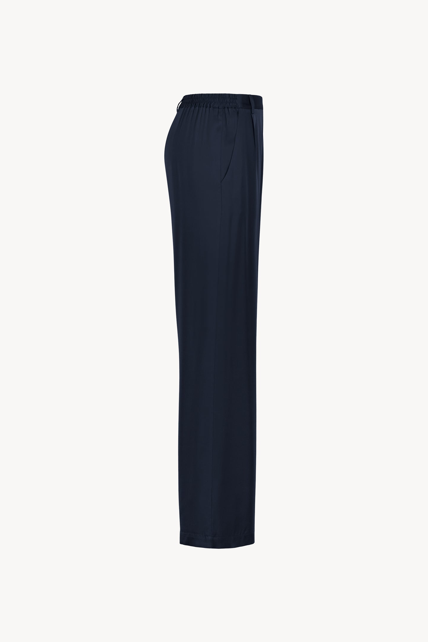 Pantalon en soie marine, avec une coupe droite et fluide qui souligne élégamment votre silhouette. Sa taille ajustée assure un confort optimal, tandis que les plis de presse marqués, les passants de ceinture et les revers aux chevilles ajoutent une touche sophistiquée.