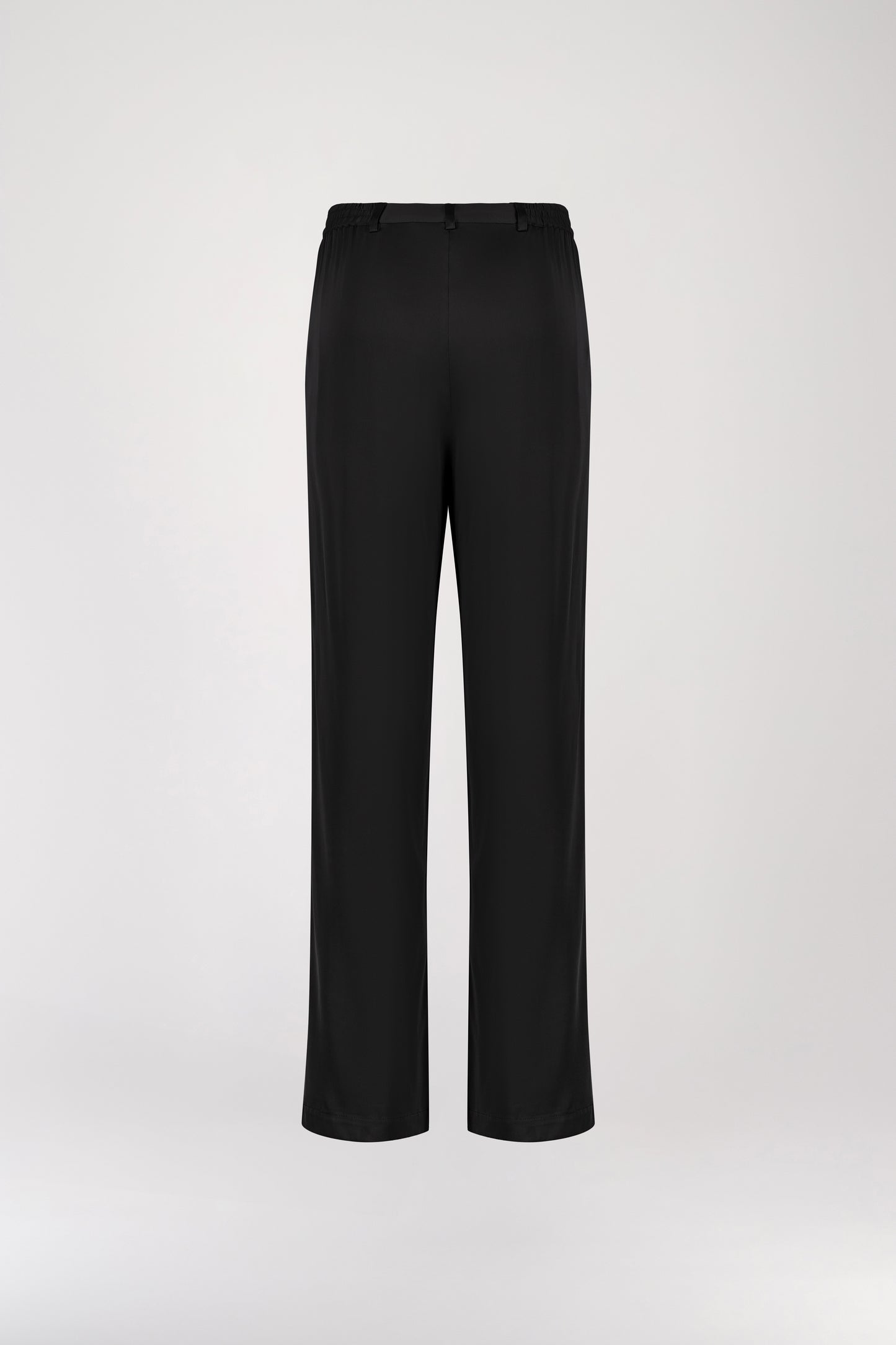 Pantalon en soie noir, avec une coupe droite et fluide qui souligne élégamment votre silhouette. Sa taille ajustée assure un confort optimal, tandis que les plis de presse marqués, les passants de ceinture et les revers aux chevilles ajoutent une touche sophistiquée.