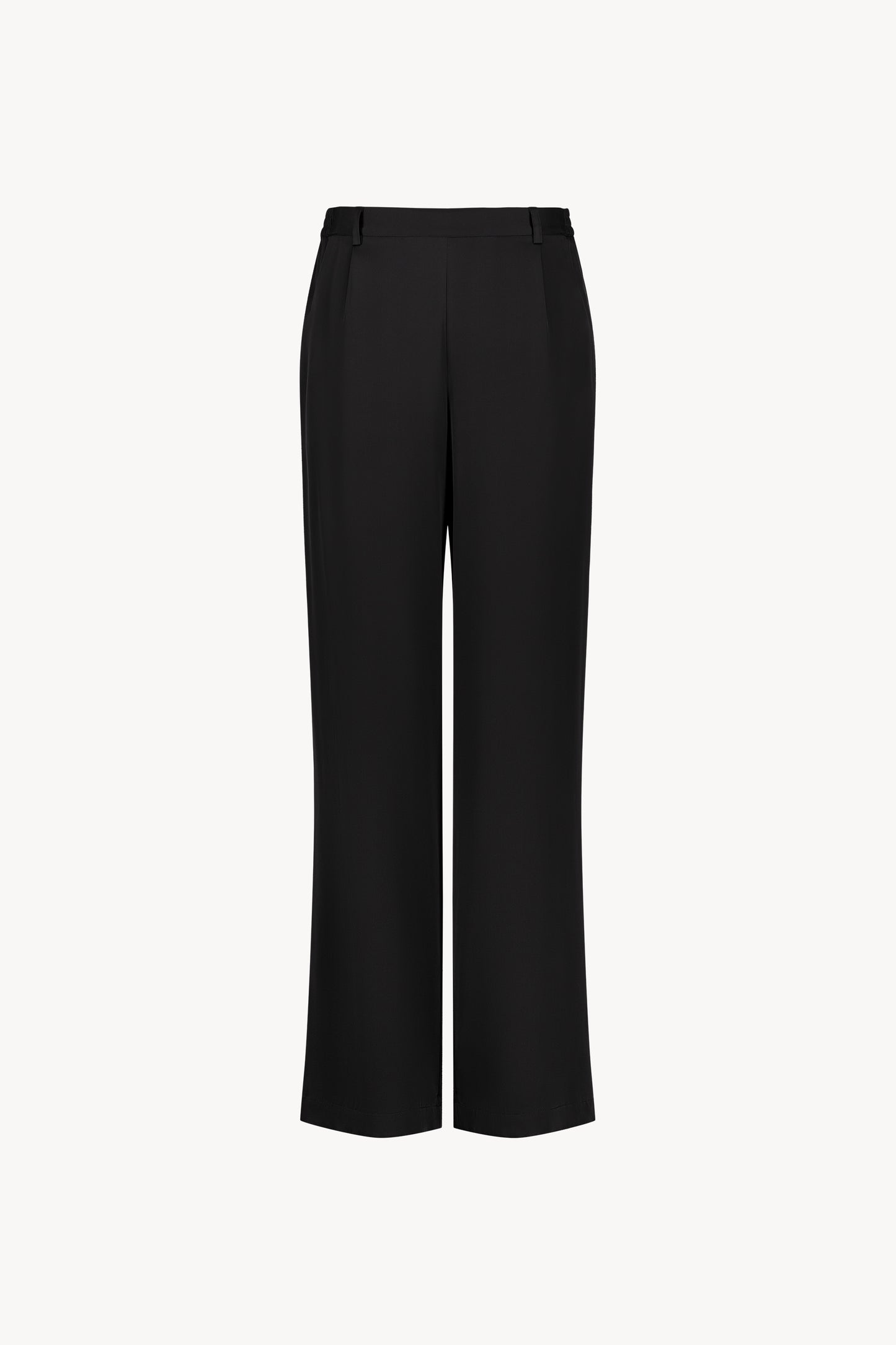 Pantalon en soie noir, avec une coupe droite et fluide qui souligne élégamment votre silhouette. Sa taille ajustée assure un confort optimal, tandis que les plis de presse marqués, les passants de ceinture et les revers aux chevilles ajoutent une touche sophistiquée.