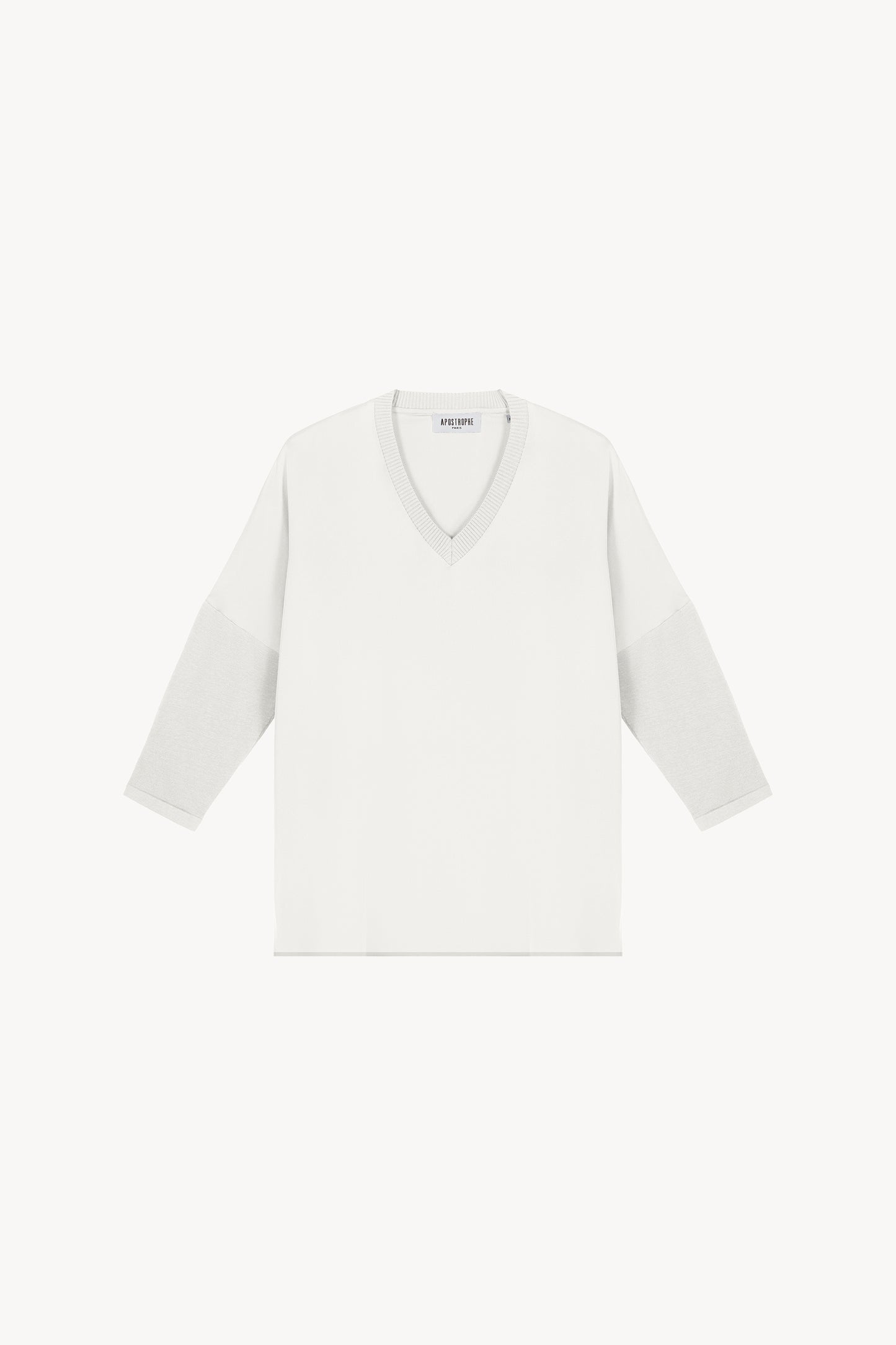 Tunique bi-matière jersey blanche, élégante et au look distingué, offrant un effet texturé qui sublime la silhouette. Avec des manches en jersey côtelé, un col côtelé et des fentes latérales, elle allie confort et sophistication.