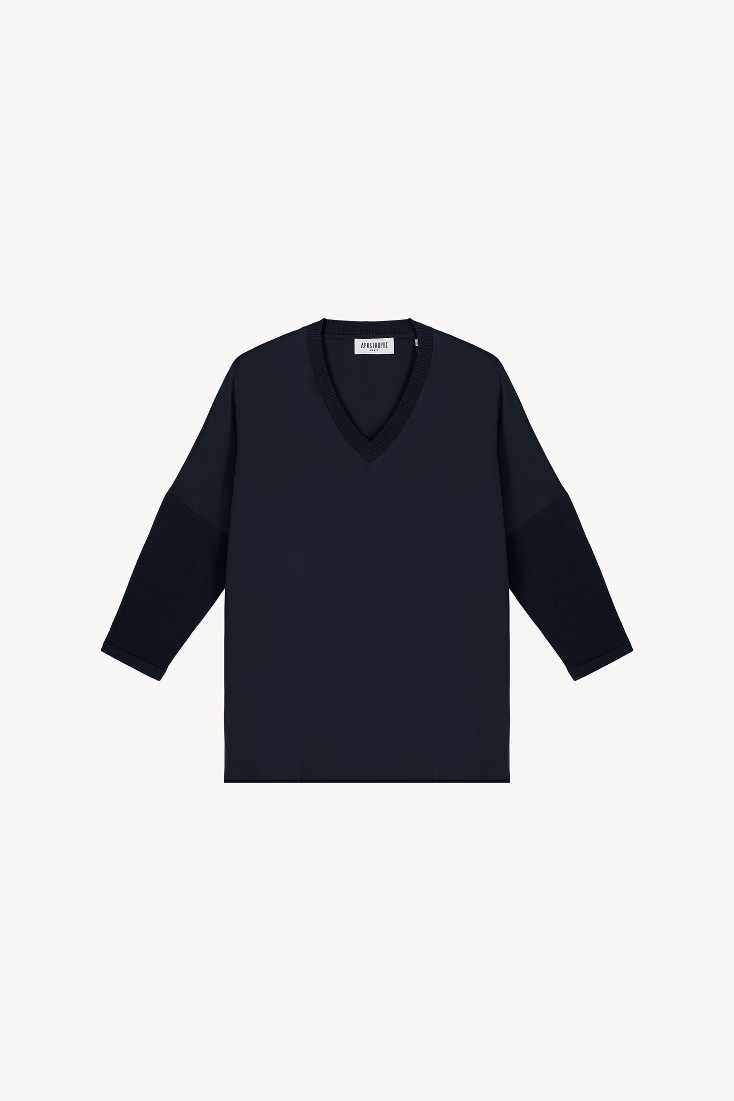 Tunique bi-matière jersey marin, élégante et au look distingué, offrant un effet texturé qui sublime la silhouette. Dotée de manches en jersey côtelé, d’un col côtelé et de fentes latérales, elle allie confort et sophistication.