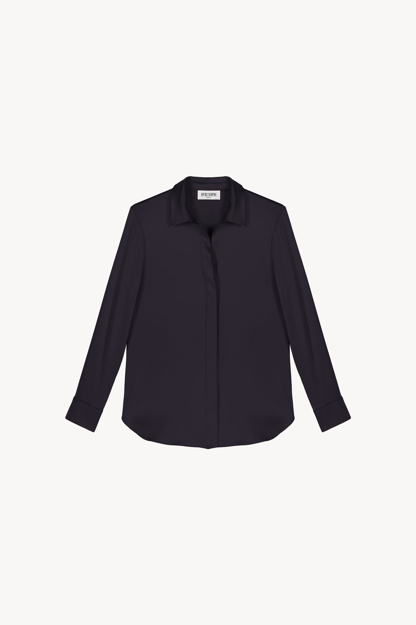 Chemise en satin de soie marine, resplendissante et rayonnante, incarnant l'élégance absolue. Sa coupe fluide et son tissu soyeux offrent une texture luxueuse, sublimée par une patte de boutonnage dissimulée, des fentes latérales discrètes et un ourlet arrondi en bas.