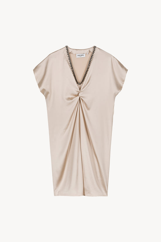 Robe brodée de perles en soie or, au tissu fluide et soyeux. Elle présente un col en V orné de perles et un détail froncé à l'avant, apportant une touche chic et élégante pour les occasions spéciales.