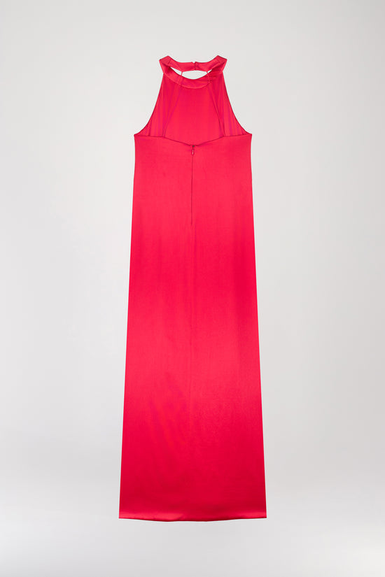 Robe longue dos nu en soie corail, avec une coupe fluide et chic. Elle présente un col montant, une encolure en U, et une fente avant pour un mouvement élégant. Un zip invisible assure un ajustement parfait, tandis que le décolleté minimaliste dans le dos ajoute une touche raffinée.