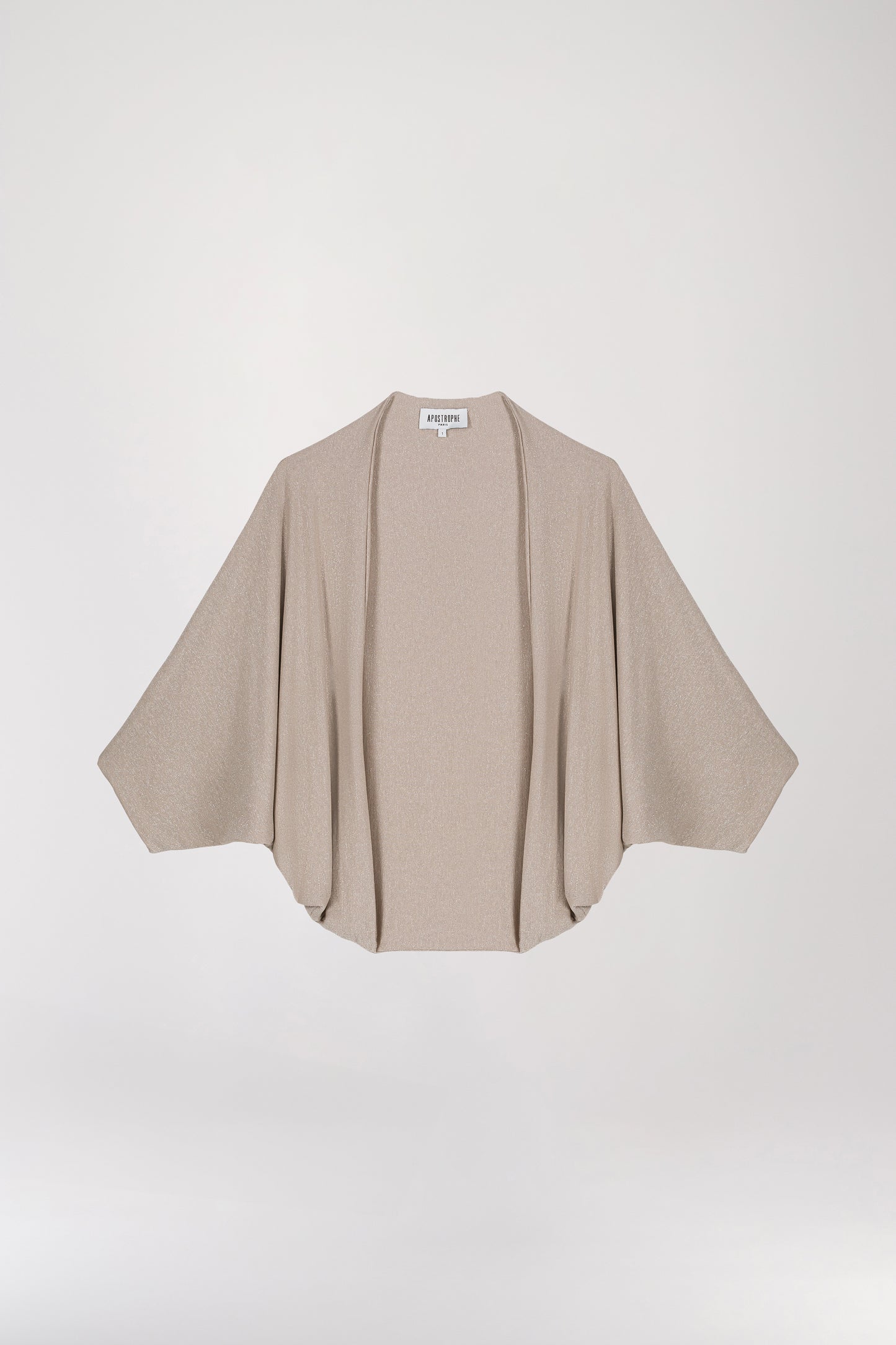 Veste poncho courte manches chauves-souris en or mat, conçue en tissu lamé en jersey finement texturé avec des paillettes dorées pour une finition élégante. Sans boutonnage, elle offre une allure chic avec ses manches courtes chauves-souris.