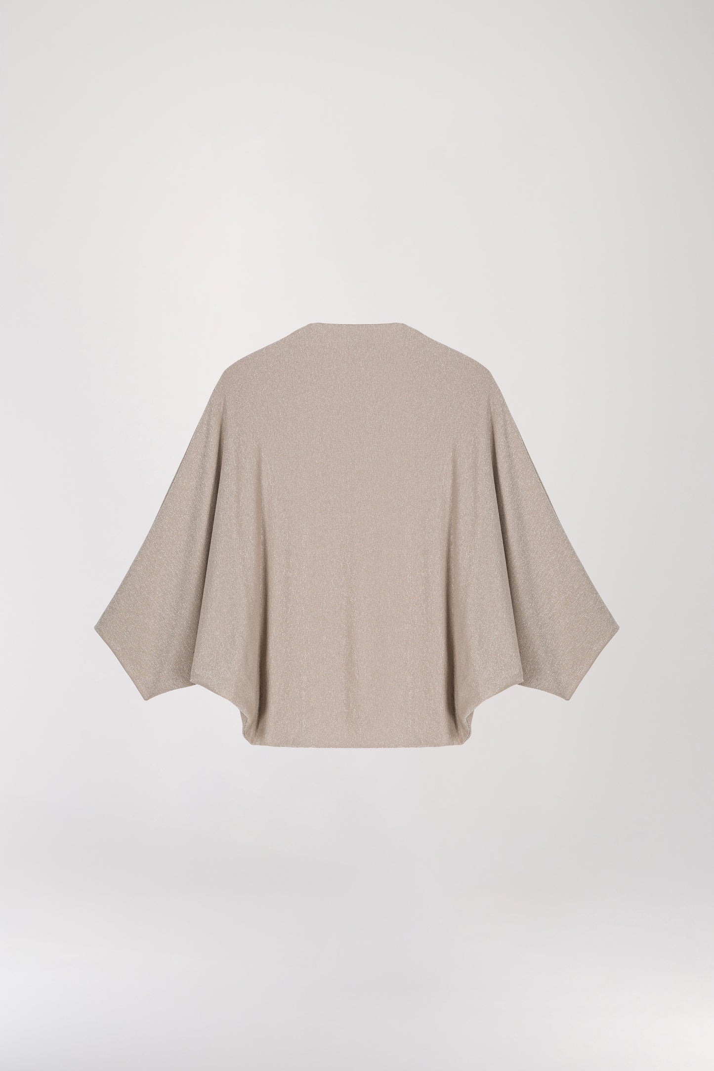 Veste poncho courte manches chauves-souris en or mat, conçue en tissu lamé en jersey finement texturé avec des paillettes dorées pour une finition élégante. Sans boutonnage, elle offre une allure chic avec ses manches courtes chauves-souris.