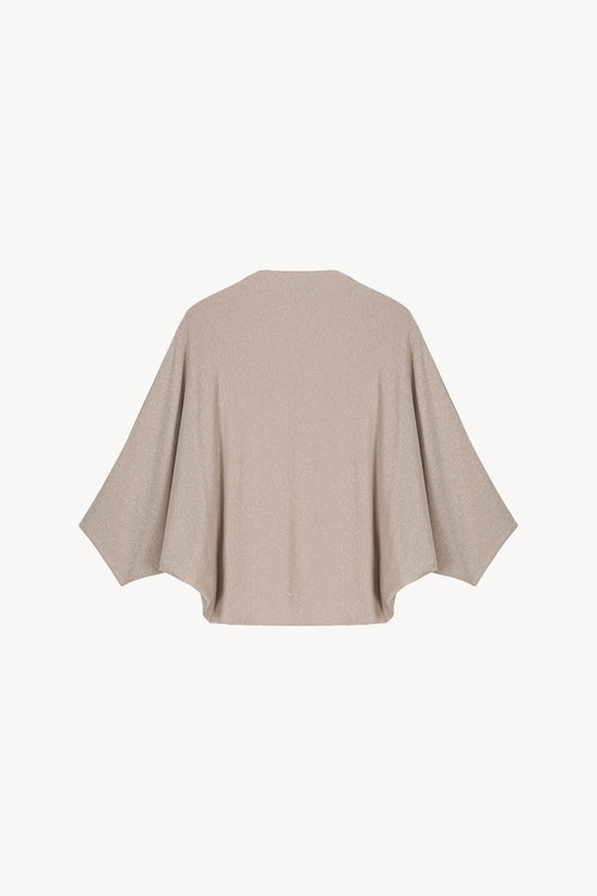 Veste poncho courte manches chauves-souris en or mat, conçue en tissu lamé en jersey finement texturé avec des paillettes dorées pour une finition élégante. Sans boutonnage, elle offre une allure chic avec ses manches courtes chauves-souris.