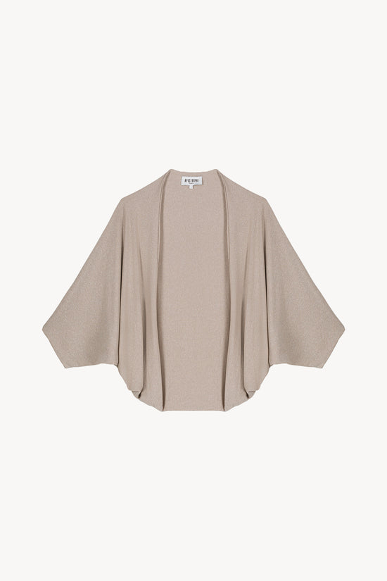 Veste poncho courte manches chauves-souris en or mat, conçue en tissu lamé en jersey finement texturé avec des paillettes dorées pour une finition élégante. Sans boutonnage, elle offre une allure chic avec ses manches courtes chauves-souris.
