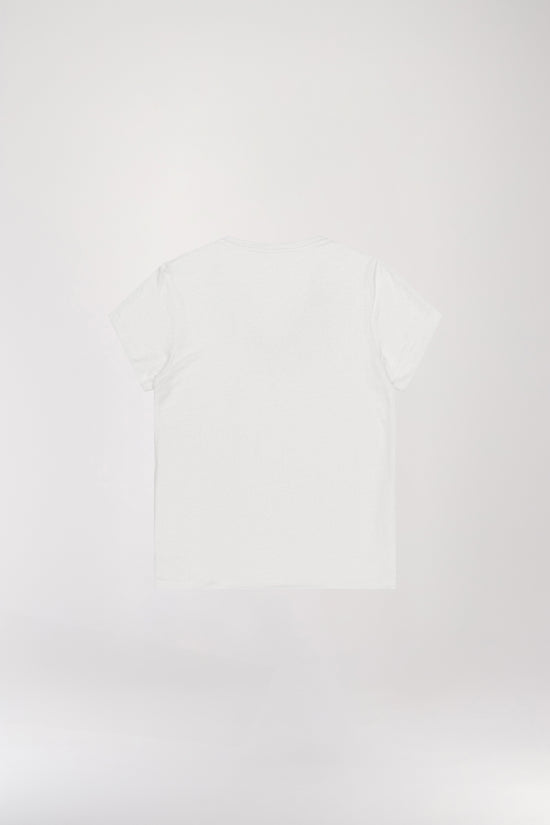 T-shirt en lin blanc, en jersey léger, idéal à porter à travers les saisons pour sublimer n'importe quel style. Il présente un col en U, des manches courtes et des détails surpiqués, alliant confort et élégance.