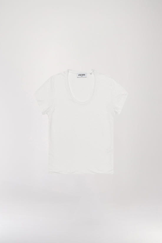 T-shirt en lin blanc, en jersey léger, idéal à porter à travers les saisons pour sublimer n'importe quel style. Il présente un col en U, des manches courtes et des détails surpiqués, alliant confort et élégance.