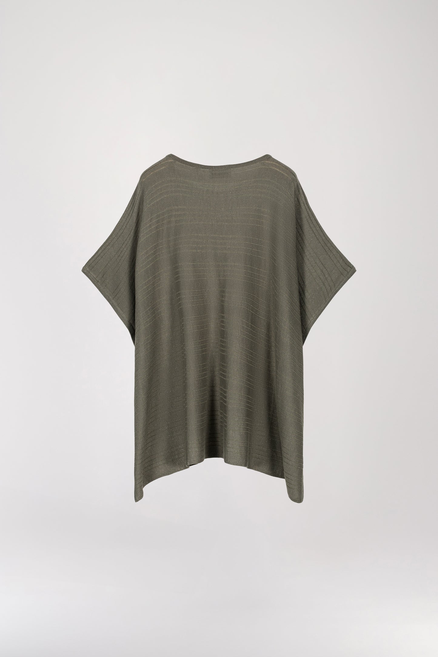 Pull poncho kaki à silhouette ample et fluide, orné de détails ajourés et de discrètes paillettes dorées. Son col arrondi et ses manches courtes ajoutent une touche féminine et élégante, parfait pour un look de ville décontracté.