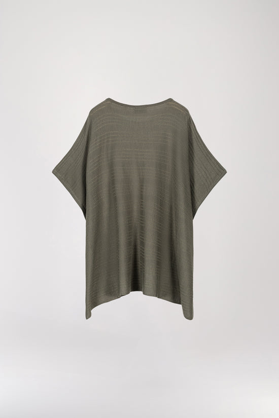 Pull poncho kaki à silhouette ample et fluide, orné de détails ajourés et de discrètes paillettes dorées. Son col arrondi et ses manches courtes ajoutent une touche féminine et élégante, parfait pour un look de ville décontracté.