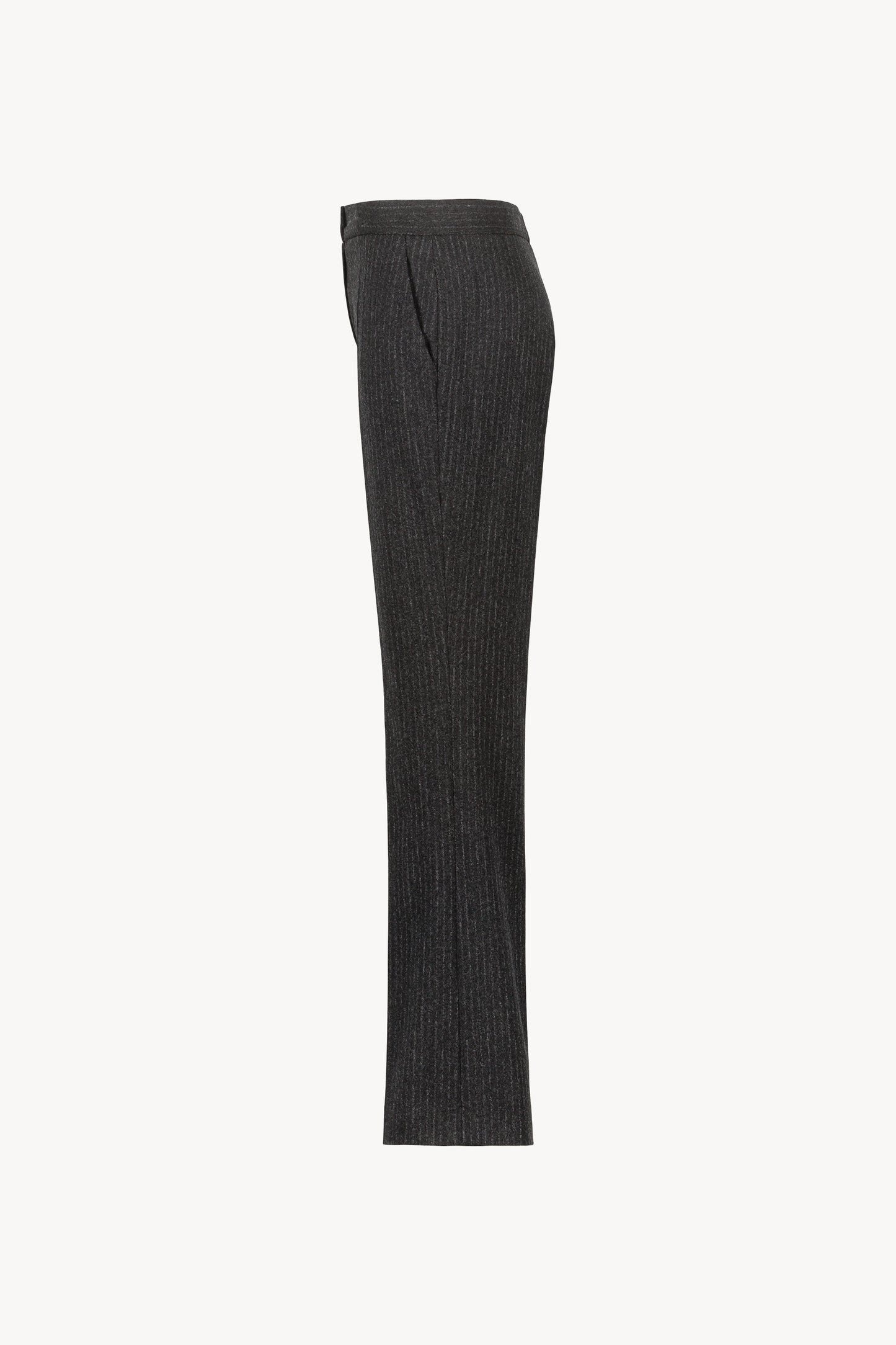 Pantalon gris moyen à la coupe droite, doté de plis soignés et de rayures blanches fines pour une touche de modernité discrète. 