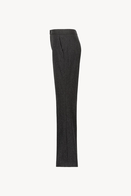 Pantalon gris moyen à la coupe droite, doté de plis soignés et de rayures blanches fines pour une touche de modernité discrète. 