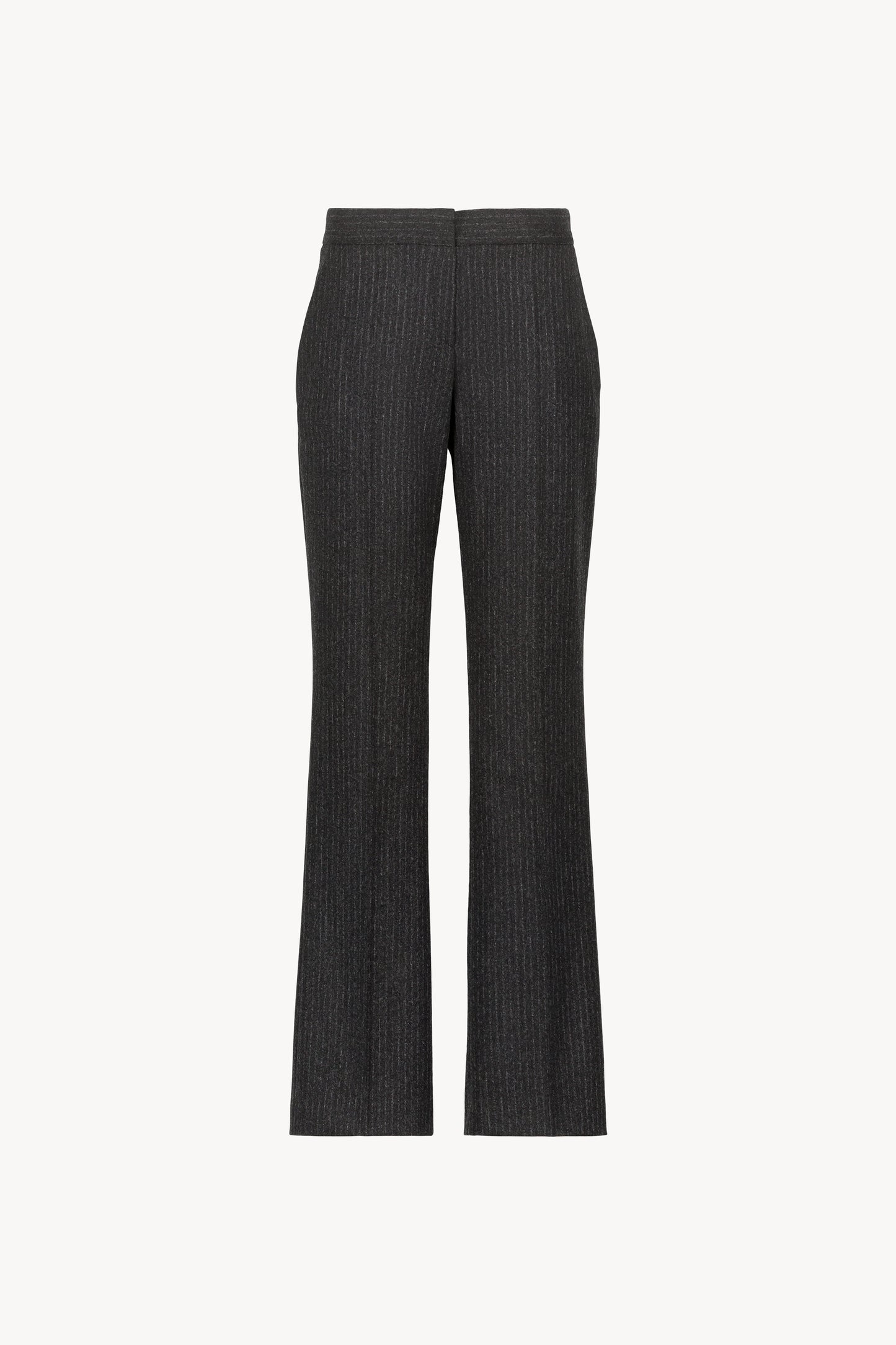 Pantalon droit gris moyen revisite l’élégance classique avec ses plis marqués et ses rayures blanches. 