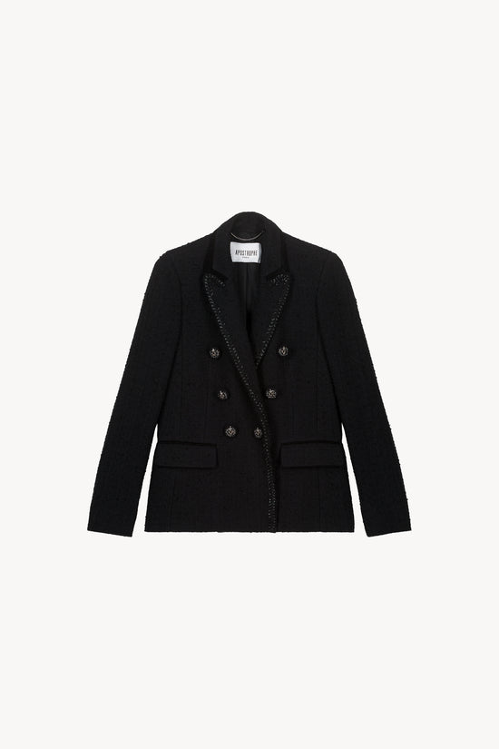 Blazer en tweed tressé noir doté d'un col à revers cranté, de deux poches à rabat, ainsi que de boutons brodés avec des perles et d'une fermeture à double boutonnage.