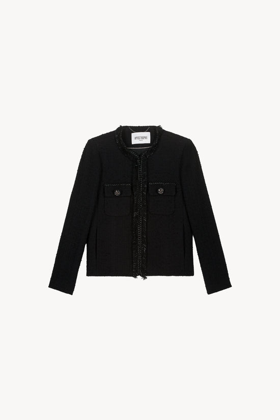 Veste en tweed noir ornée de manches longues, une encolure ronde ainsi que deux poches plaquées. Celle-ci est boutonnée par de jolis boutons en perles pour une allure sophistiquée.