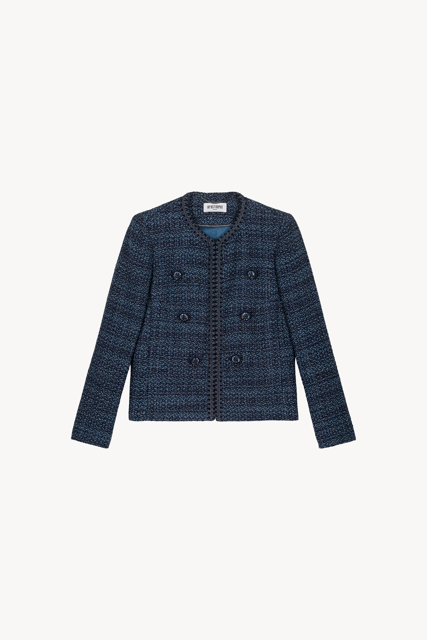 Veste courte en tweed bleu denim présentant une coupe structurée, un col arrondi, des bordures tressées, un boutonnage apparent et des poches italiennes.