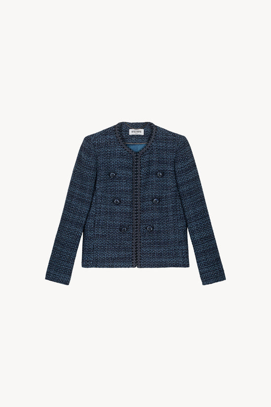 Veste courte en tweed bleu denim présentant une coupe structurée, un col arrondi, des bordures tressées, un boutonnage apparent et des poches italiennes.