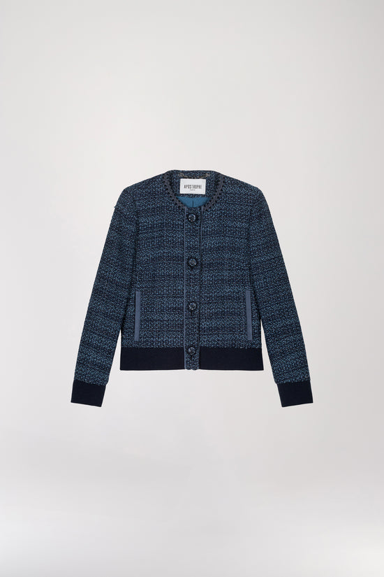 Veste bi-matière en tweed bleu denim présente une coupe courte ajustée et des poches italiennes fonctionnelles. Dotée d'un col arrondi, d'un boutonnage apparent, de poignets côtelés et d'un bas de vêtement côtelé, elle allie style et praticité.