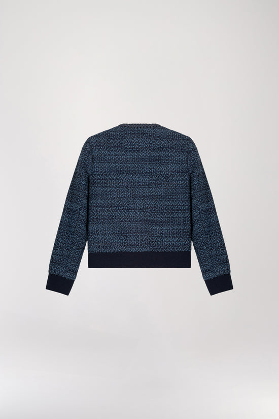 Veste bi-matière en tweed bleu denim présente une coupe courte ajustée et des poches italiennes fonctionnelles. Dotée d'un col arrondi, d'un boutonnage apparent, de poignets côtelés et d'un bas de vêtement côtelé, elle allie style et praticité.