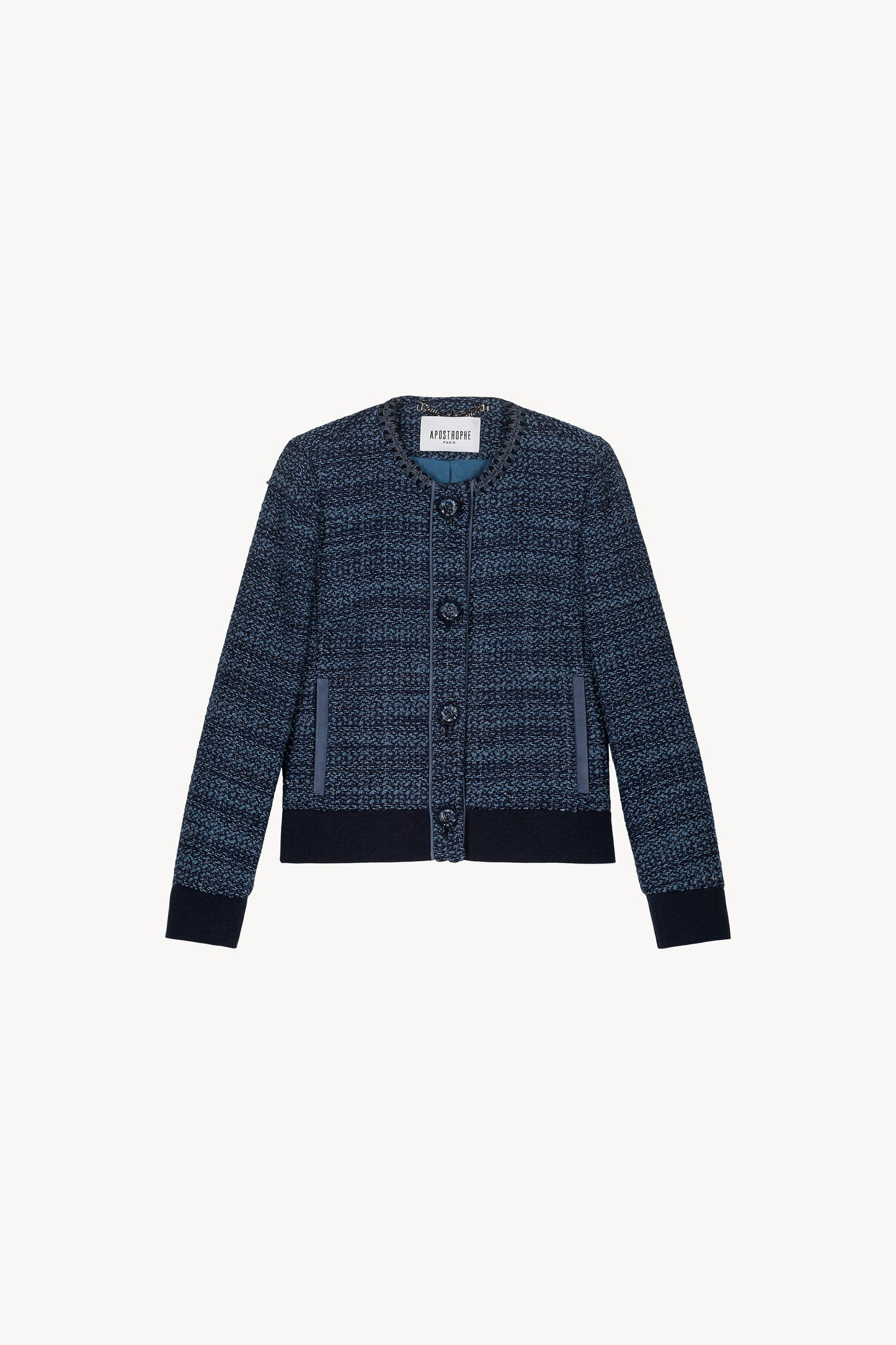 Veste bi-matière en tweed bleu denim présente une coupe courte ajustée et des poches italiennes fonctionnelles. Dotée d'un col arrondi, d'un boutonnage apparent, de poignets côtelés et d'un bas de vêtement côtelé, elle allie style et praticité.