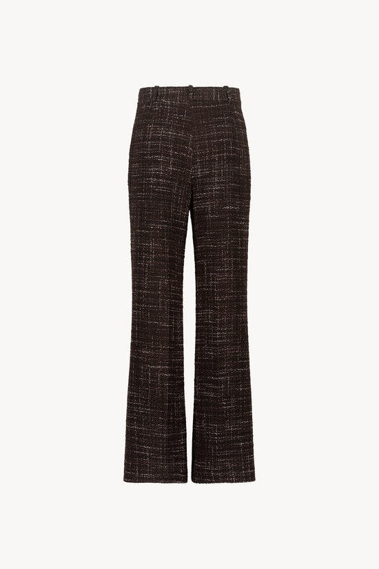 Sa coupe droite et son tissu texturé créent une silhouette moderne.
