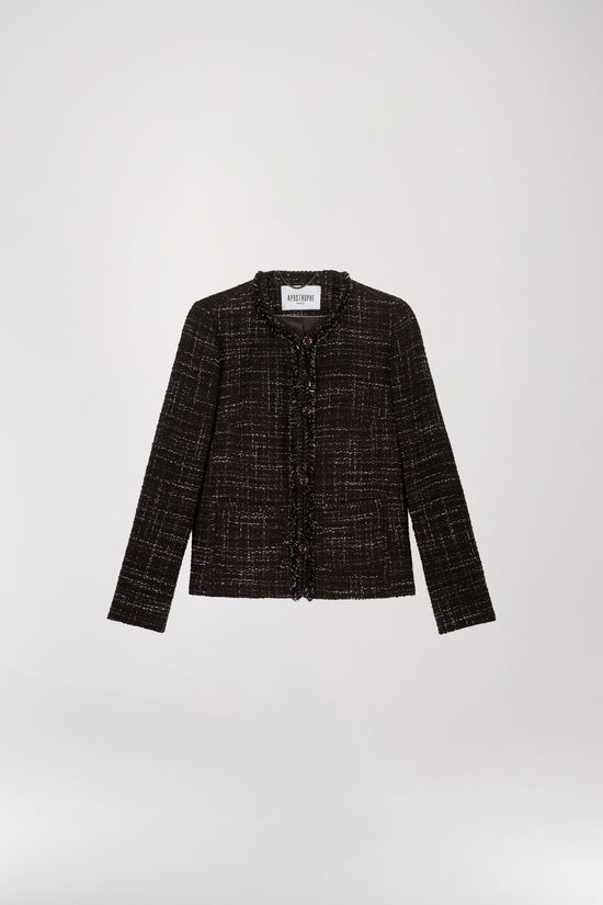 Veste en tweed ebene présente une coupe droite élégante avec une structure aux épaules chic. Le détail tressé au bord du col longe la pièce pour ajouter une touche de finition sophistiquée. Ornée de boutons brodés avec des perles et de poches plaquées.