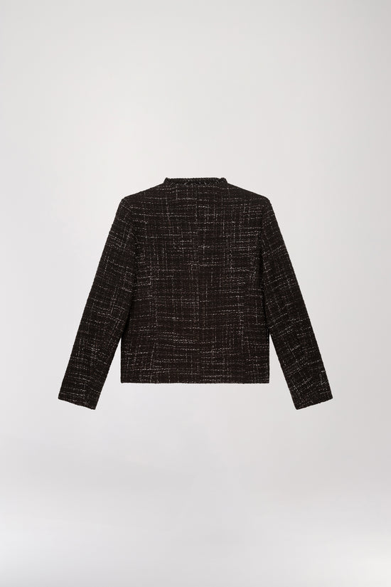 Veste en tweed ebene présente une coupe droite élégante avec une structure aux épaules chic. Le détail tressé au bord du col longe la pièce pour ajouter une touche de finition sophistiquée. Ornée de boutons brodés avec des perles et de poches plaquées.