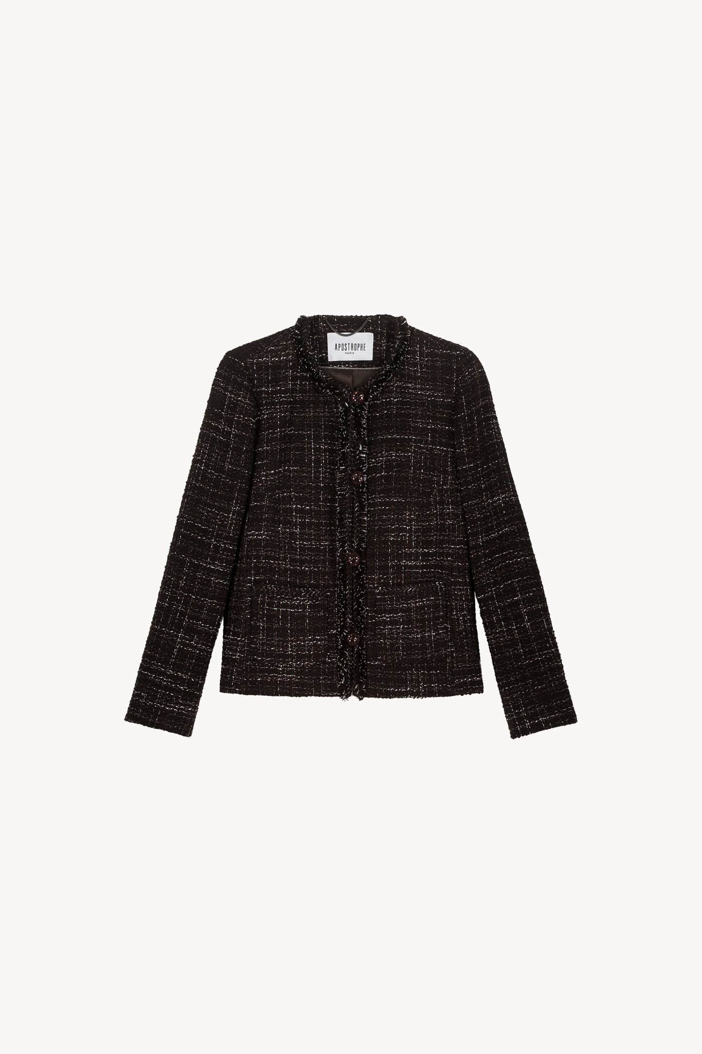 Veste en tweed ebene présente une coupe droite élégante avec une structure aux épaules chic. Le détail tressé au bord du col longe la pièce pour ajouter une touche de finition sophistiquée. Ornée de boutons brodés avec des perles et de poches plaquées.