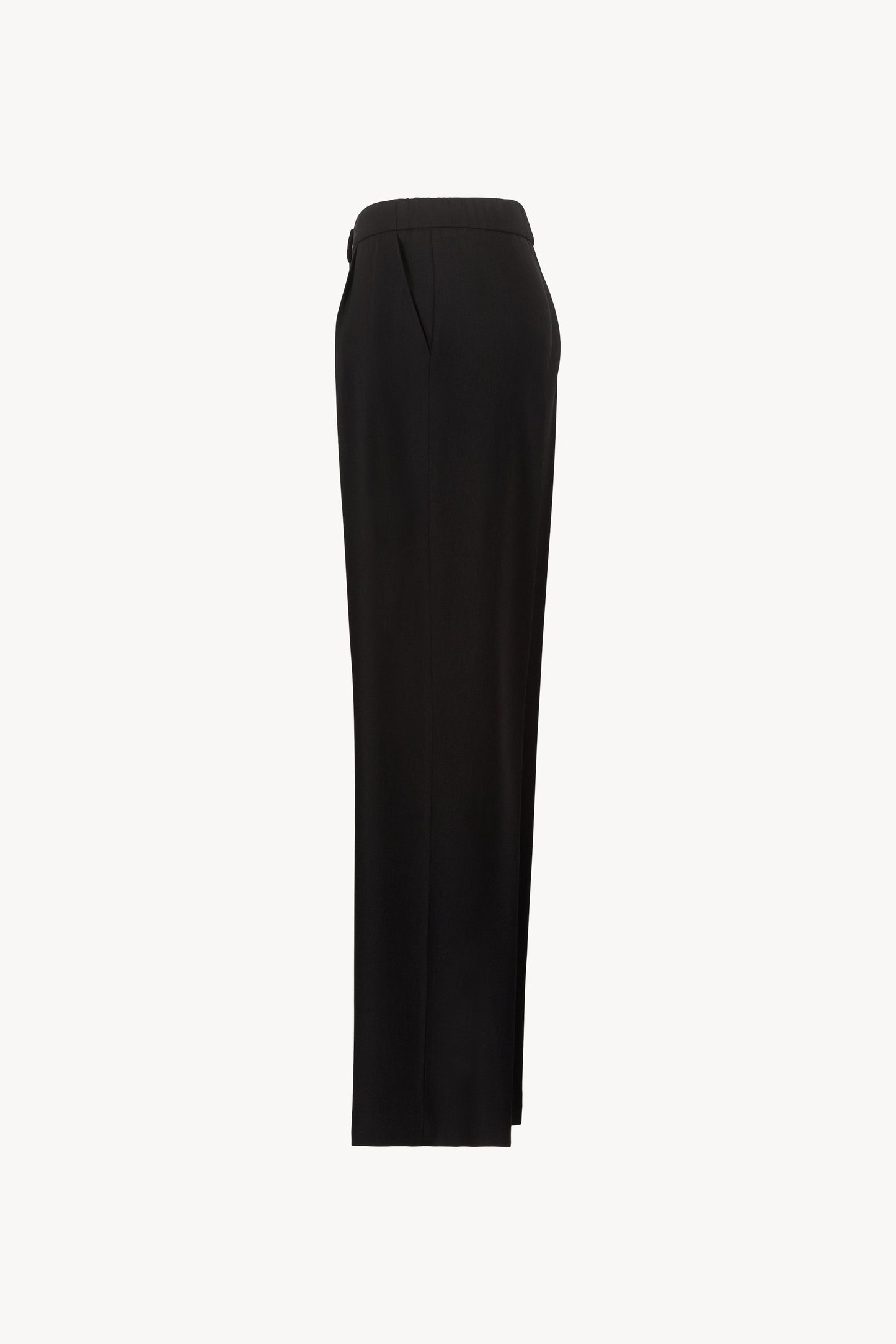 Élégance décontractée assurée avec ce pantalon droit noir, détails soignés et coupe fluide.
