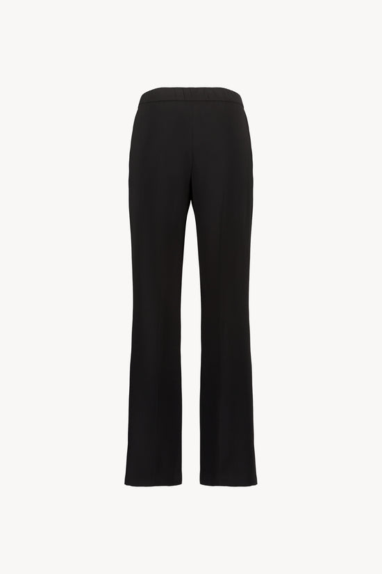 Ce pantalon noir offre un tombé parfait, une coupe droite moderne et une ceinture intérieure élastique.
