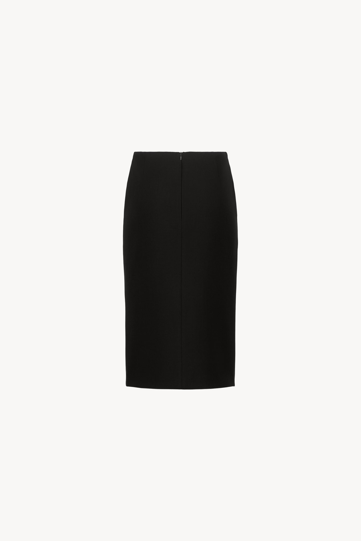 Jupe noire droite à fente discrète sublime la silhouette avec une coupe ajustée et flatteuse.