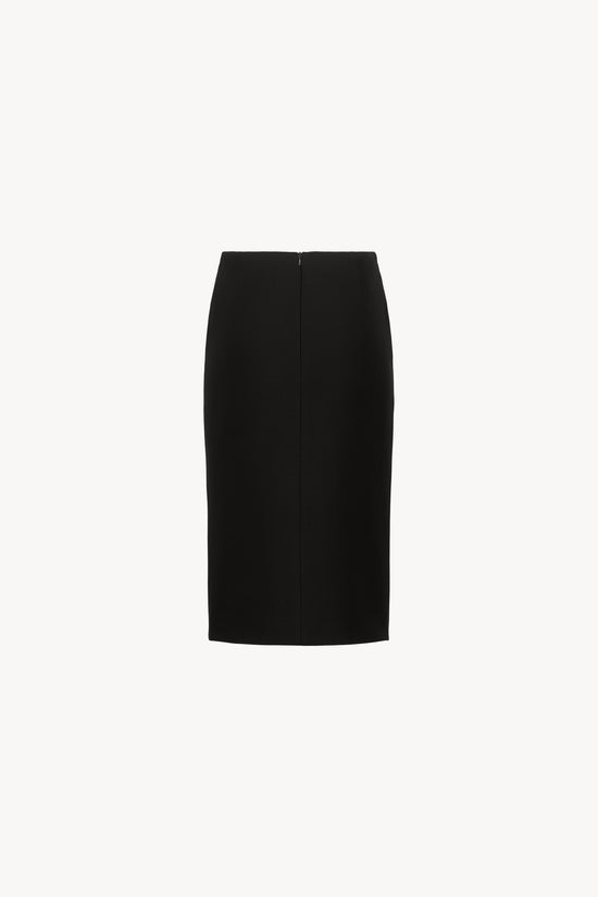 Jupe noire droite à fente discrète sublime la silhouette avec une coupe ajustée et flatteuse.