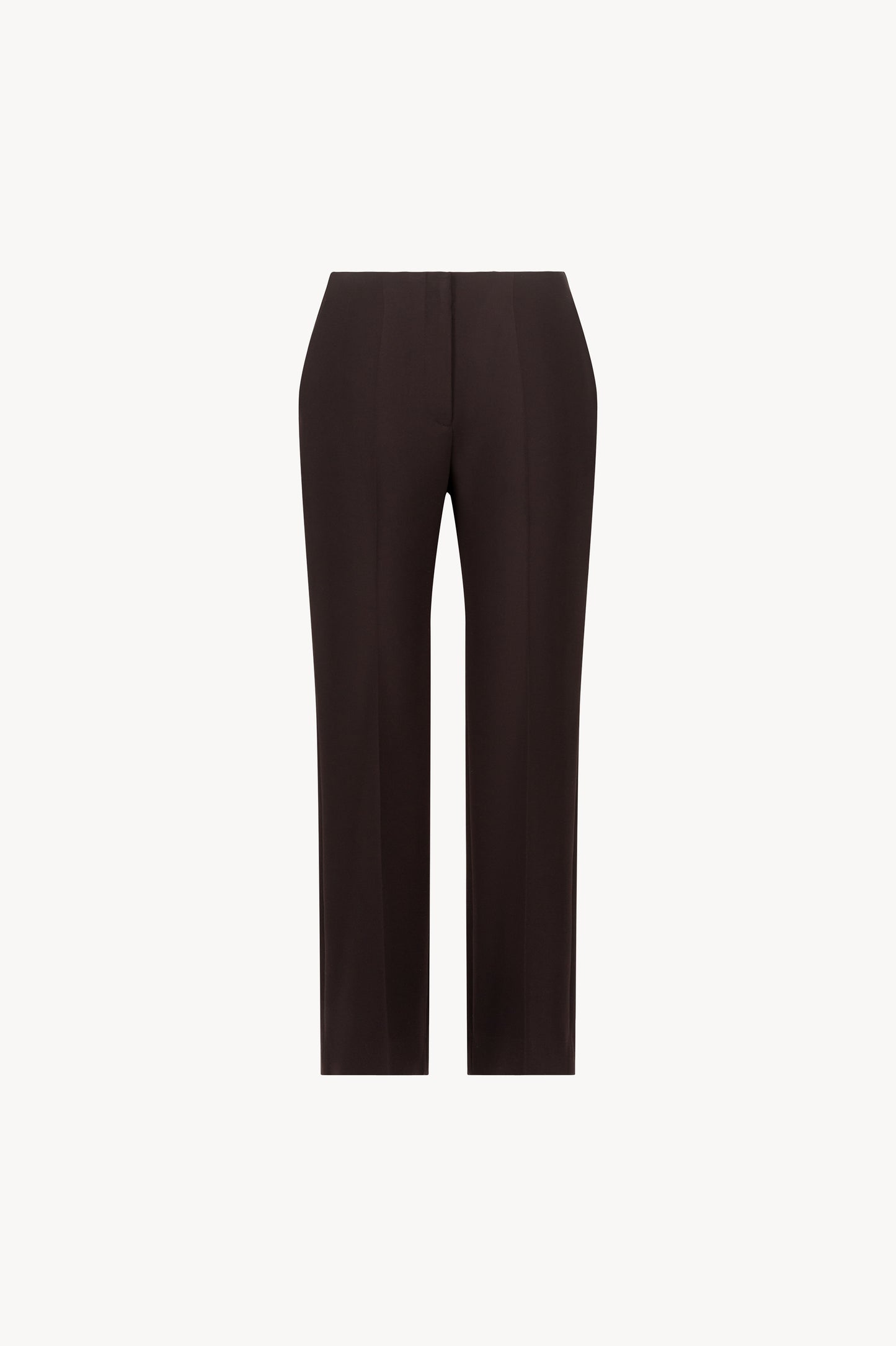 Pantalon ébène orné d'un pli de presse et d'une patte boutonnée cachée.