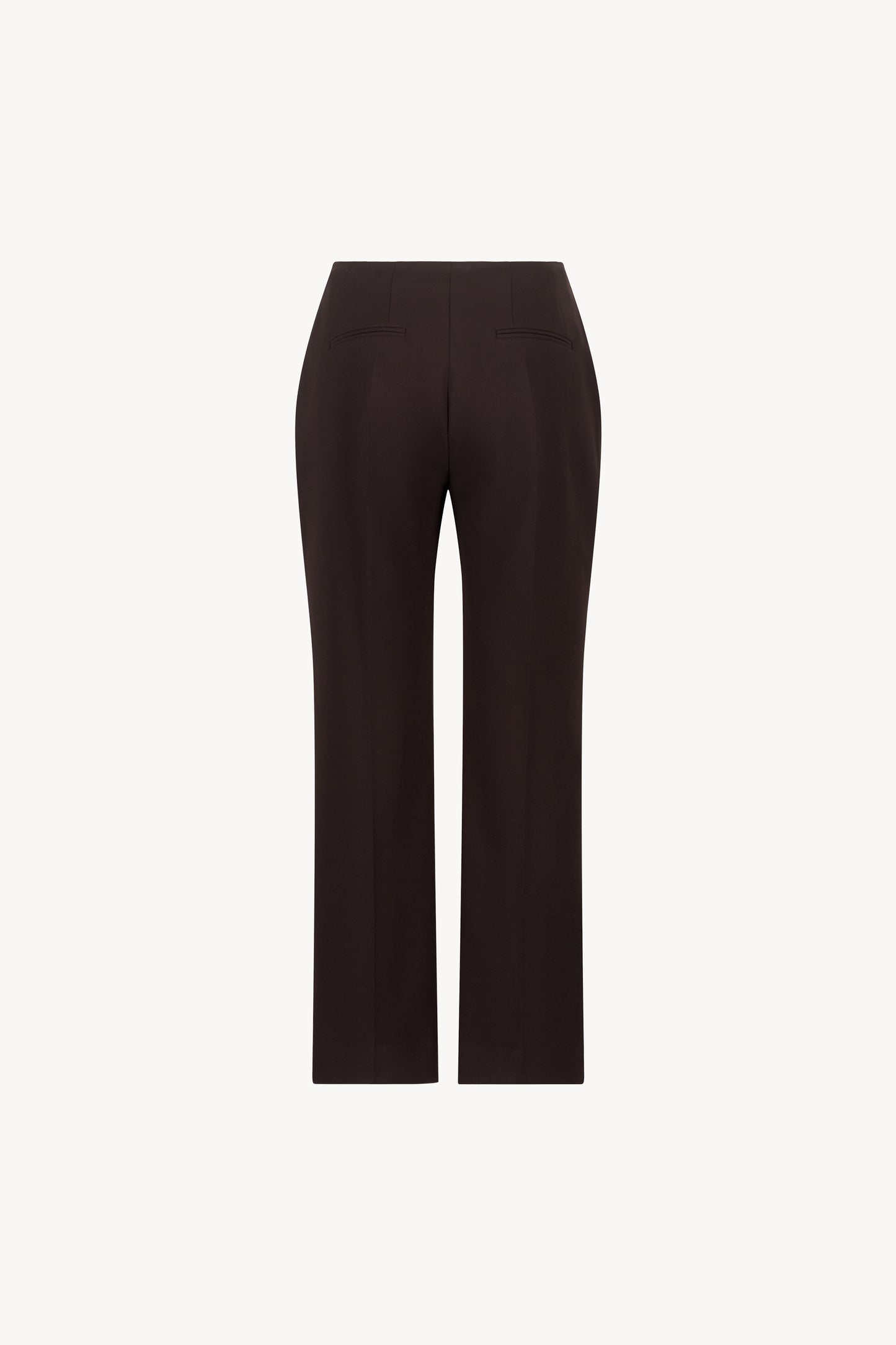 Pantalon ébène orné d'un pli de presse et d'une patte boutonnée cachée.