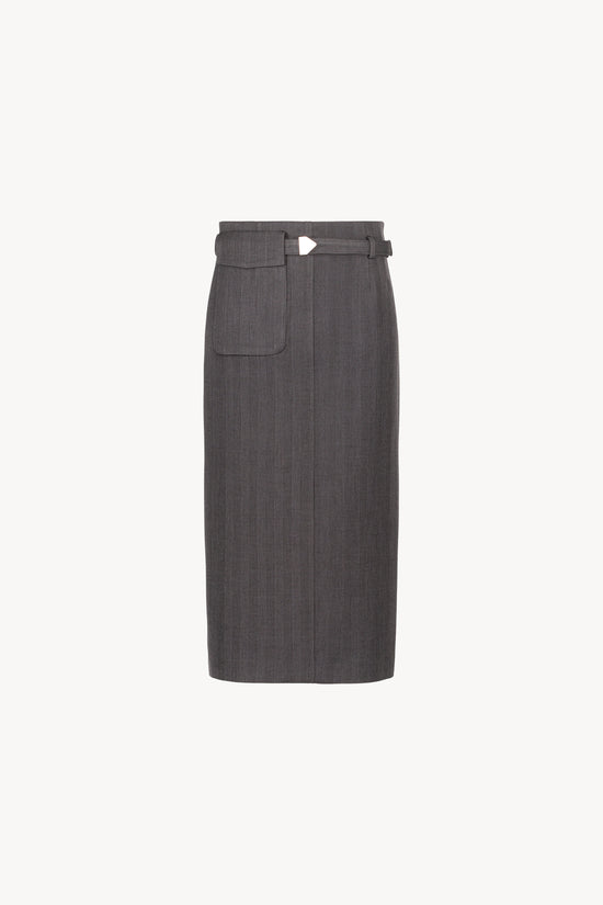 Cette jupe mi-longue gris moyen offre une coupe droite élégante, une fente arrière fluide et une ceinture moderne avec boucle en métal.