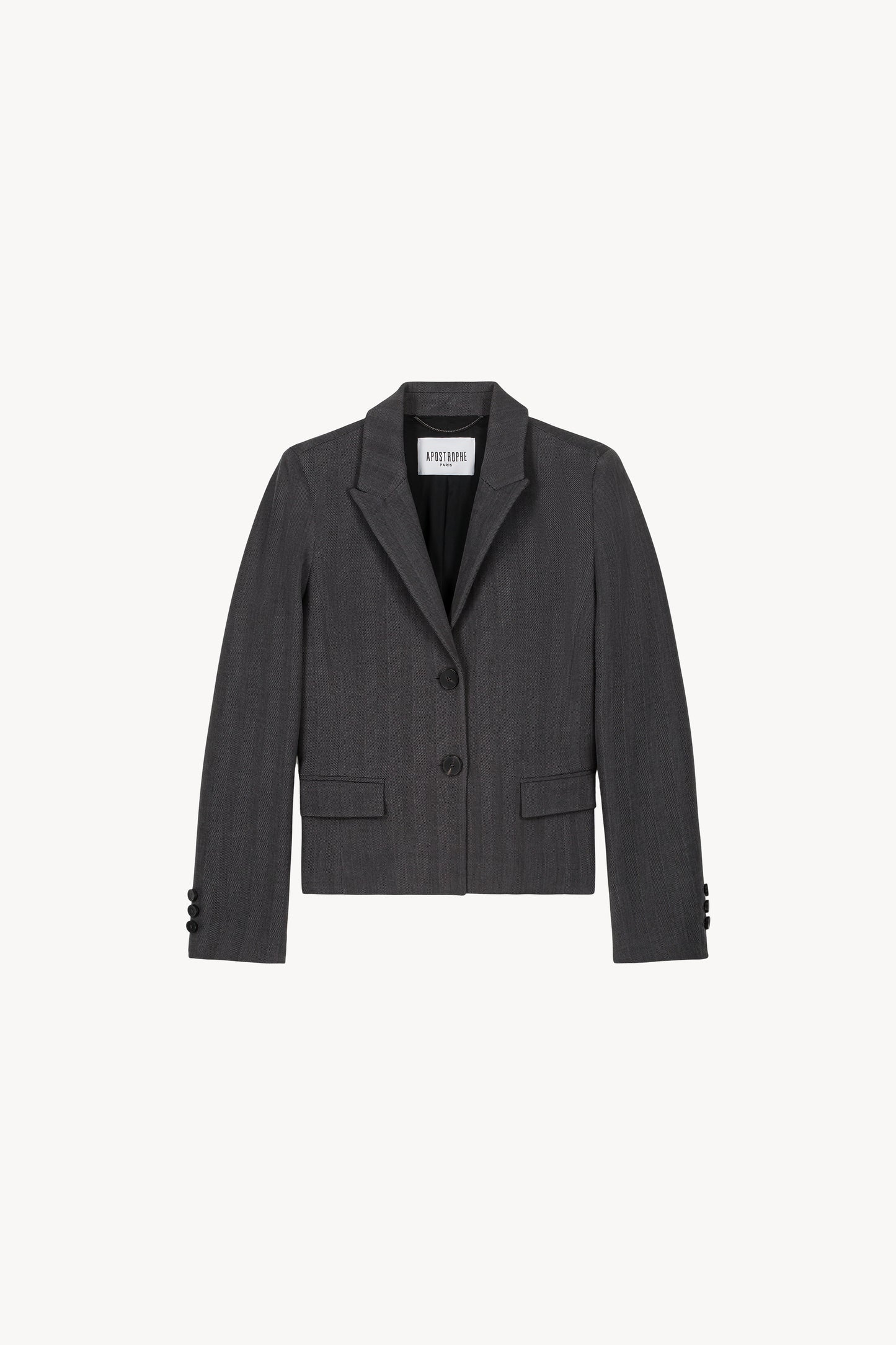Cette veste courte au col tailleur et aux poches à double passepoil est un essentiel .